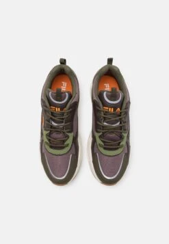 Fila Novarra Unisex - Zapatillas - Plum Truffle/Oil Green 9 Fila Novarra Unisex - Zapatillas - Plum Truffle/Oil Green -Fila 1ce996b5df1d43d4bfe796e2bfe643b1