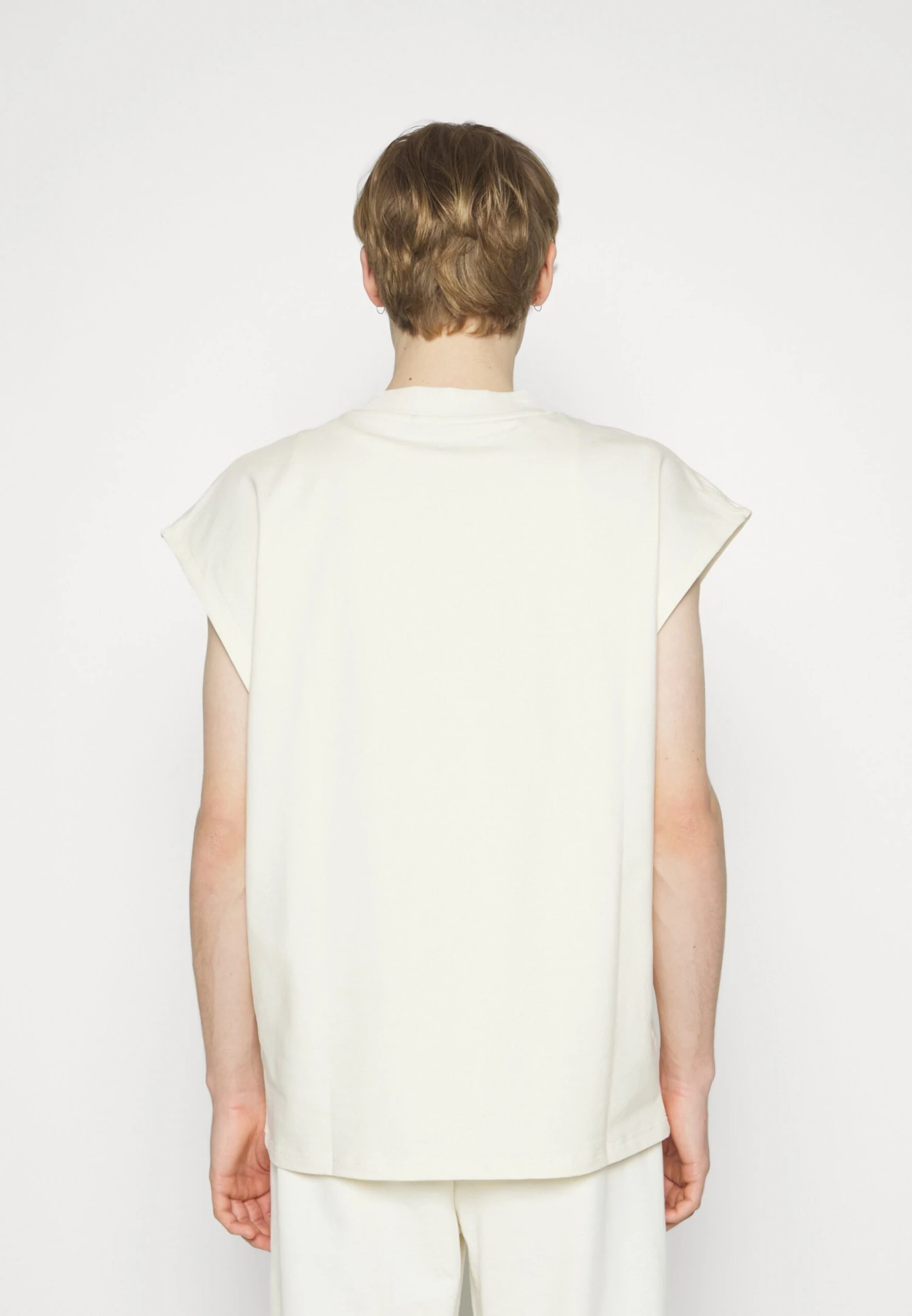 Fila Copertino Oversized Tank - Camiseta Estampada - Antique White 4 Fila Copertino Oversized Tank - Camiseta Estampada - Antique White - Imagen 4