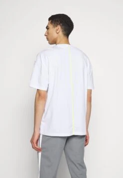 Fila Vr46 Oversized Tee - Camiseta Estampada - Bright White 11 Fila Vr46 Oversized Tee - Camiseta Estampada - Bright White -Fila 3e219c4445914be1aa6637c0f54e7eed