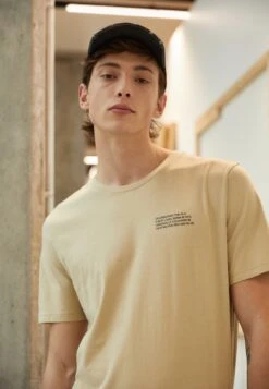 Fila Borne Regular Graphic Tee - Camiseta Estampada - Fields Of Rye