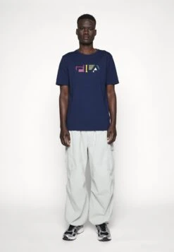 Fila Berling Tee - Camiseta Estampada - Black Iris -Fila 83575bfe0b844b80881bcda55a9ba062