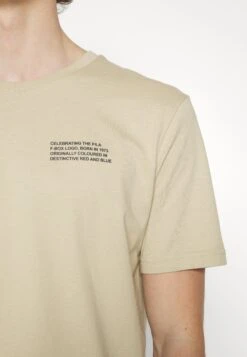 Fila Borne Regular Graphic Tee - Camiseta Estampada - Fields Of Rye 13 Fila Borne Regular Graphic Tee - Camiseta Estampada - Fields Of Rye -Fila 83b4b8f040224cb386ca834d40f1cbaa