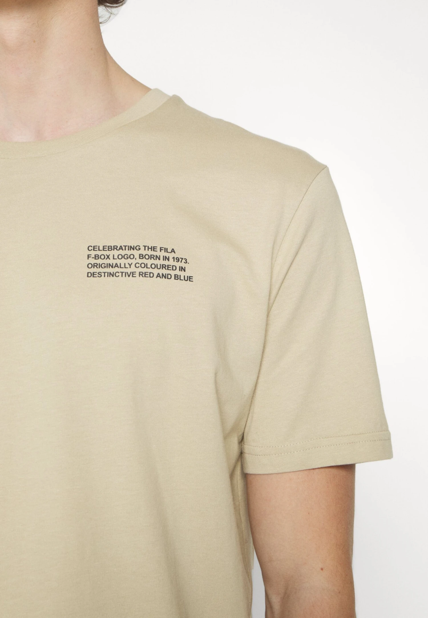Fila Borne Regular Graphic Tee - Camiseta Estampada - Fields Of Rye 7 Fila Borne Regular Graphic Tee - Camiseta Estampada - Fields Of Rye - Imagen 7