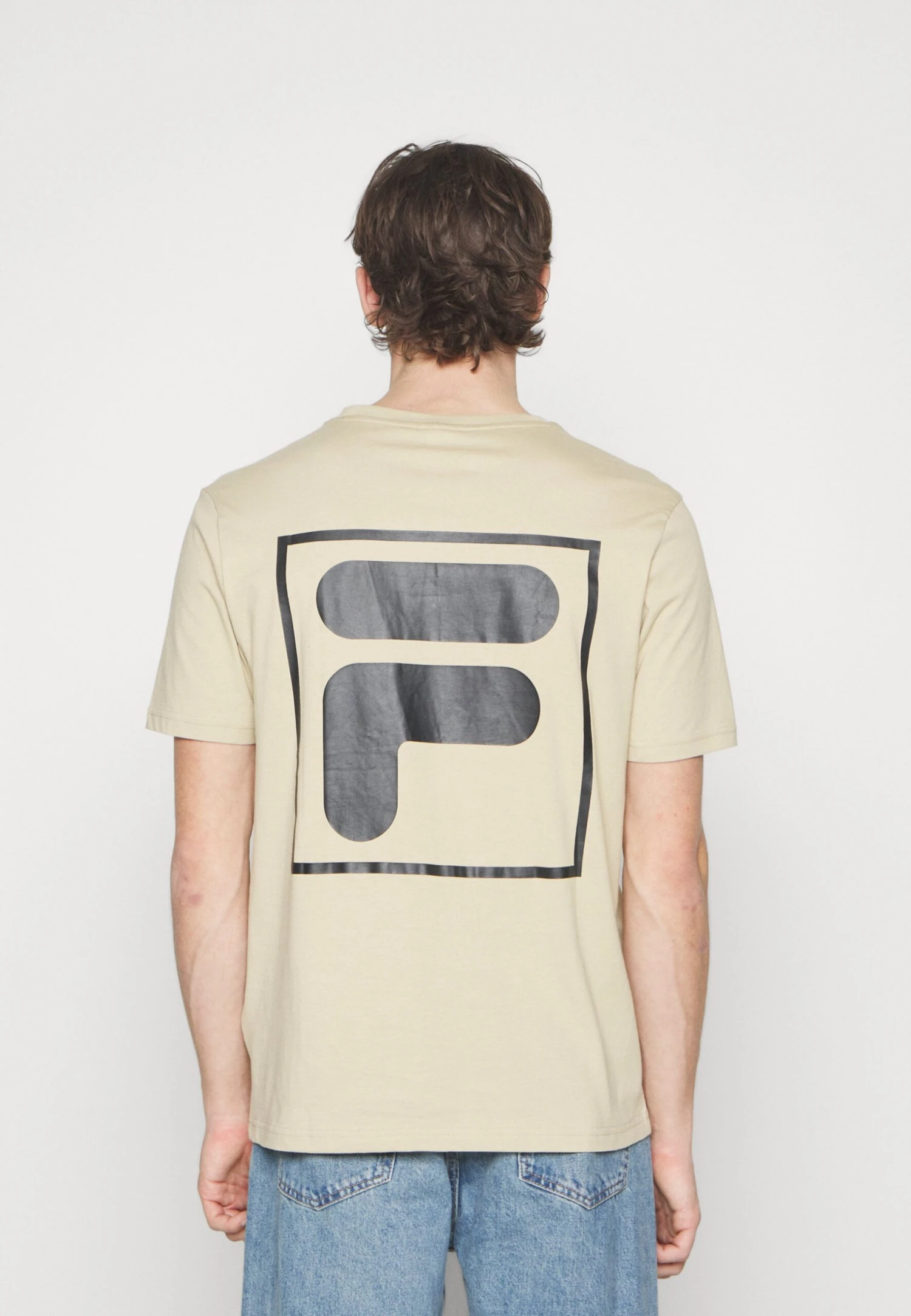 Fila Borne Regular Graphic Tee - Camiseta Estampada - Fields Of Rye 4 Fila Borne Regular Graphic Tee - Camiseta Estampada - Fields Of Rye - Imagen 4