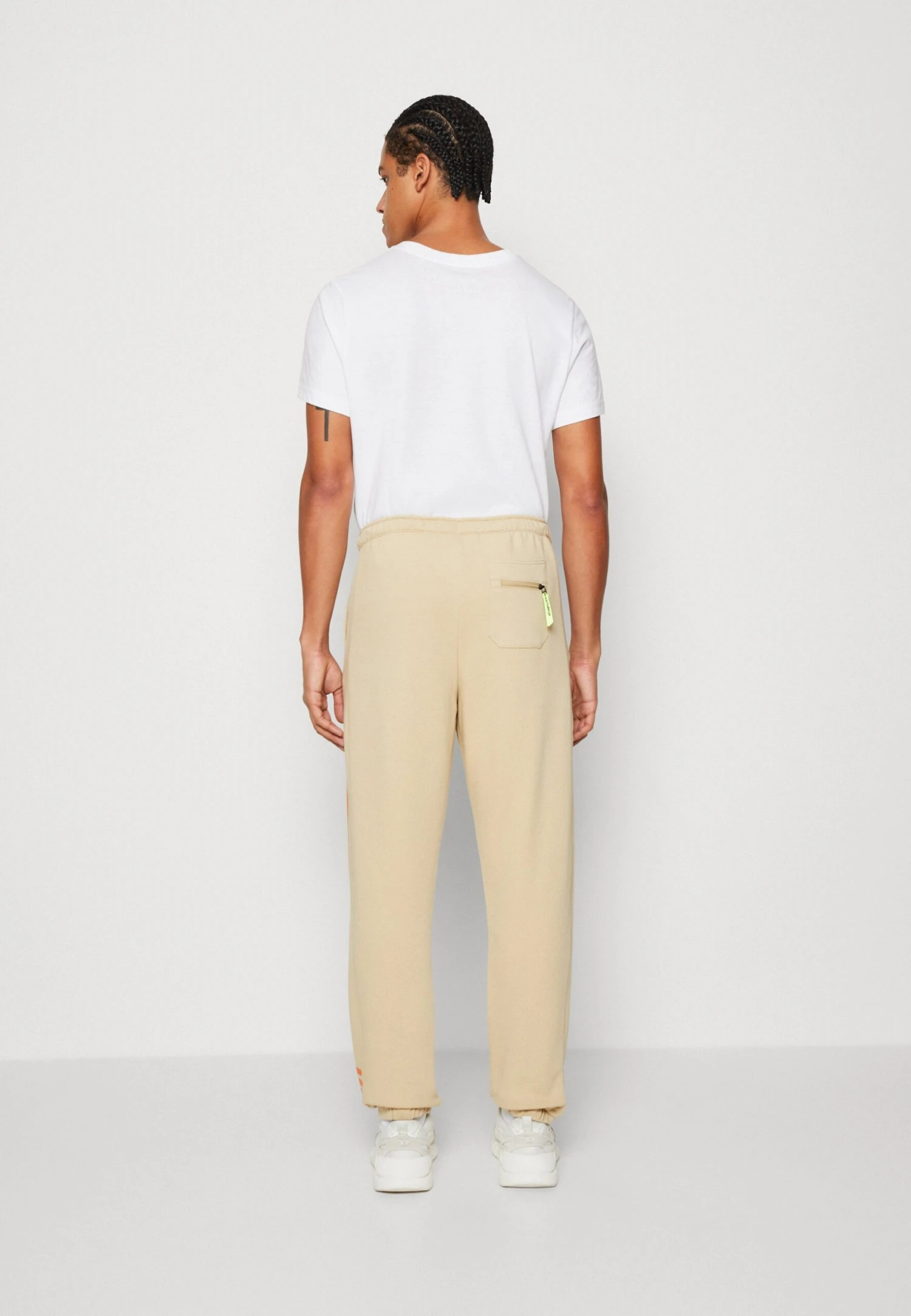 Fila Wide JoggerUnisex - Pantalones Deportivos - Fields Of Rye 3 Fila Wide JoggerUnisex - Pantalones Deportivos - Fields Of Rye - Imagen 3