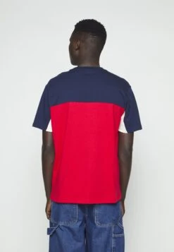 Fila Baunatal Tee - Camiseta Estampada - Black Iris/True Red -Fila 945c4fdc409d420bbd4028c7fd479608