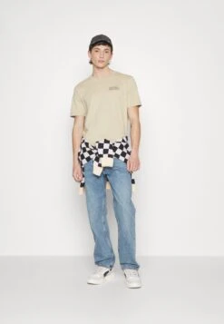 Fila Borne Regular Graphic Tee - Camiseta Estampada - Fields Of Rye 11 Fila Borne Regular Graphic Tee - Camiseta Estampada - Fields Of Rye -Fila 9d36784916a148439459b34c98dcb901