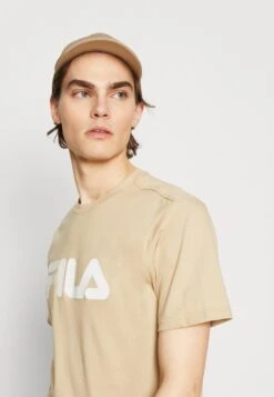 Fila Bellano Tee Unisex - Camiseta Estampada - Fields Of Rye 9 Fila Bellano Tee Unisex - Camiseta Estampada - Fields Of Rye -Fila a8957c15cd7f477c985c8d3faf905da7