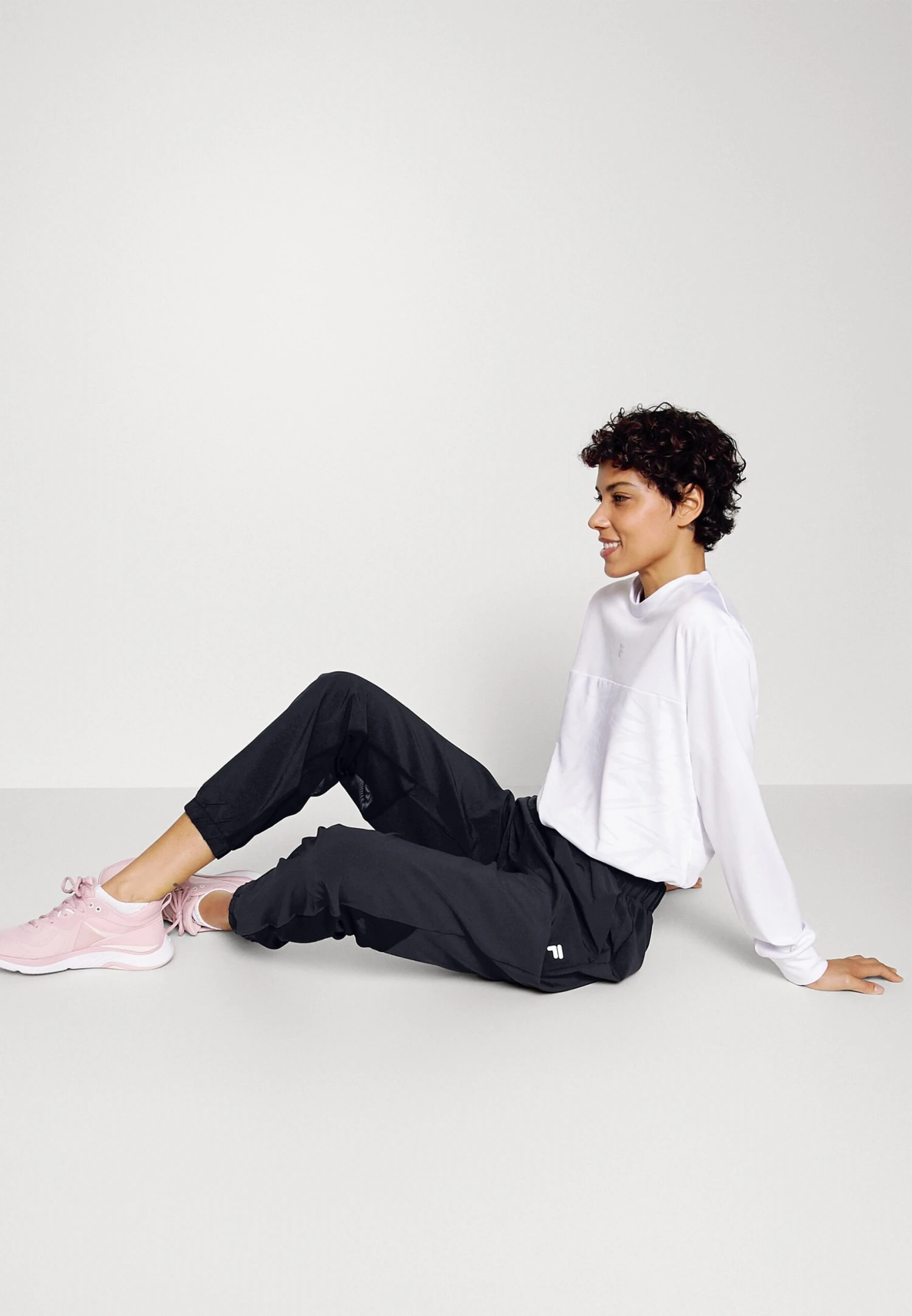 Fila Radepohl Pants - Pantalones Deportivos - Black Beauty 4 Fila Radepohl Pants - Pantalones Deportivos - Black Beauty - Imagen 4