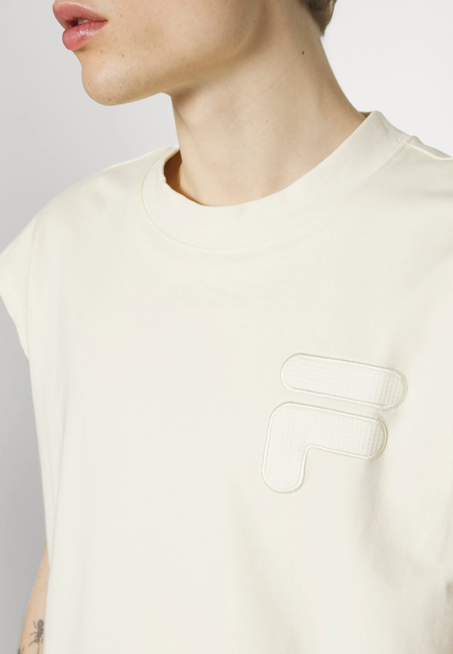 Fila Copertino Oversized Tank - Camiseta Estampada - Antique White 7 Fila Copertino Oversized Tank - Camiseta Estampada - Antique White - Imagen 7