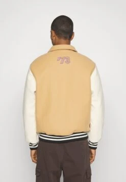 Fila Tehran College Jacket Unisex - Chaquetas Bomber - Iced Coffee 8 Fila Tehran College Jacket Unisex - Chaquetas Bomber - Iced Coffee -Fila d8bff80573514440a8fb90f29409fd76