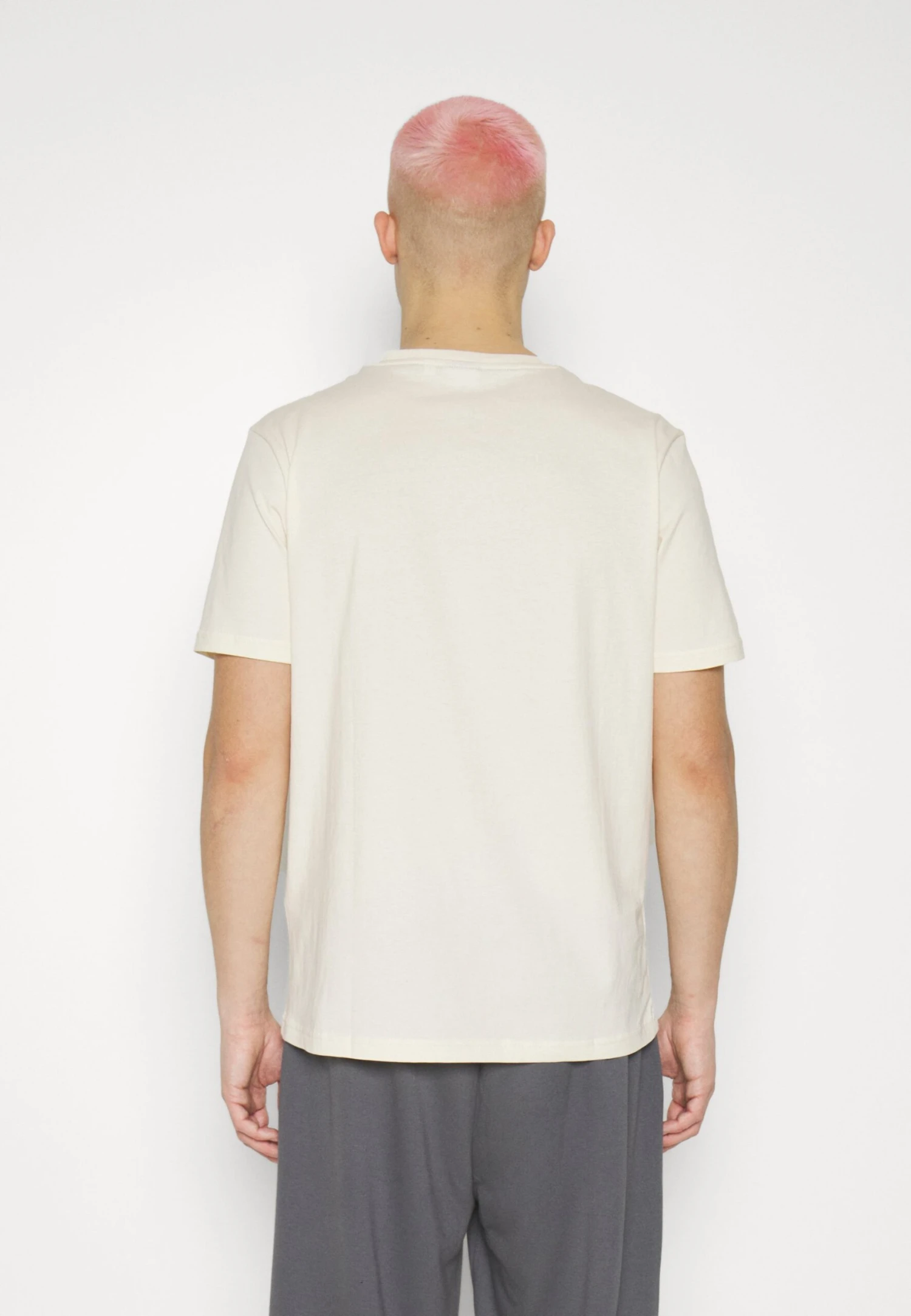 Fila Binzen Regular Graphic Tee - Camiseta Básica - Antique White 4 Fila Binzen Regular Graphic Tee - Camiseta Básica - Antique White - Imagen 4