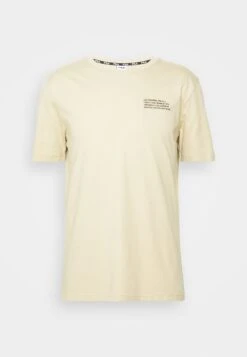 Fila Borne Regular Graphic Tee - Camiseta Estampada - Fields Of Rye 12 Fila Borne Regular Graphic Tee - Camiseta Estampada - Fields Of Rye -Fila ee6262d8d76a4fd6886c93359d0c1a88